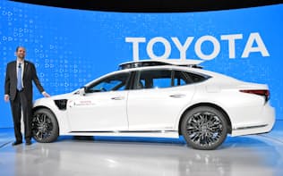 トヨタ自動車が発表した新型の自動運転実験車「TRI-P4」（7日、米ラスベガス）=目良友樹撮影