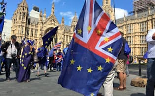 EUから離脱するかどうか英国の世論は割れる。（国会前のEU残留派の集会、2018年）