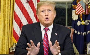大統領執務室から演説するトランプ氏=AP 大統領執務室から演説するトランプ氏=AP