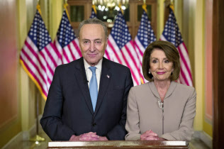 民主党のシューマー上院院内総務(左)とペロシ下院議長=AP 民主党のシューマー上院院内総務(左)とペロシ下院議長=AP