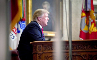 ホワイトハウスからテレビ演説するトランプ米大統領(8日、ワシントン)=AP ホワイトハウスからテレビ演説するトランプ米大統領(8日、ワシントン)=AP