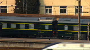 金正恩委員長を乗せたと見られる列車が北京駅を出発した(9日、北京)=ロイター 金正恩委員長を乗せたと見られる列車が北京駅を出発した(9日、北京)=ロイター