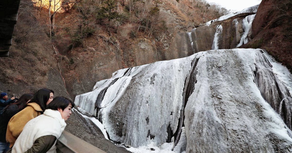 袋田の滝 氷結の白壁 茨城 厳冬の神秘的光景 日本経済新聞 袋田の滝 氷結の白壁 茨城 厳冬の神秘的光景 日本経済新聞