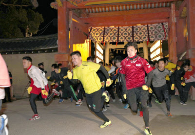 広島の消防士が一番福 兵庫 西宮神社 5千人疾走 日本経済新聞 広島の消防士が一番福 兵庫 西宮神社 5千人疾走 日本経済新聞