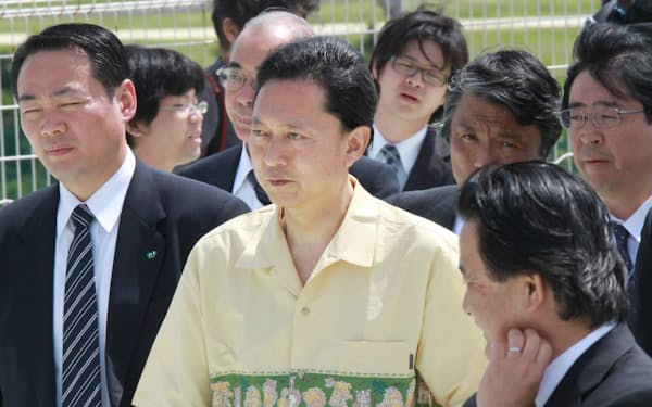 普天間基地を視察する鳩山首相(2010年5月、沖縄県宜野湾市)