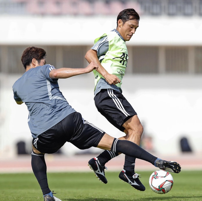 サッカー日本代表 乾 青山らが調整 13日にオマーン戦 日本経済新聞 サッカー日本代表 乾 青山らが調整 13日にオマーン戦 日本経済新聞