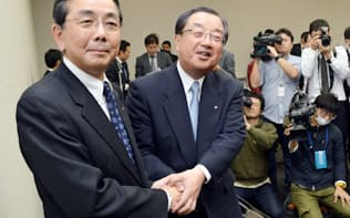 経営統合を発表し、握手を交わす常陽銀行の寺門頭取(左)と足利HDの松下社長（2015年11月2日、東京・八重洲）