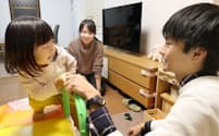 企業のインターンシップで社員の自宅を訪問し子育てを体験する学生（京都府京田辺市）