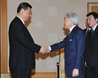 中国の習近平国家副主席（当時）と握手する天皇陛下(2009年12月、皇居・宮殿)