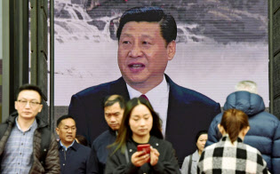 中国の改革開放40周年の展覧会で放映された習近平国家主席の映像(2018年11月、北京)=共同 中国の改革開放40周年の展覧会で放映された習近平国家主席の映像(2018年11月、北京)=共同