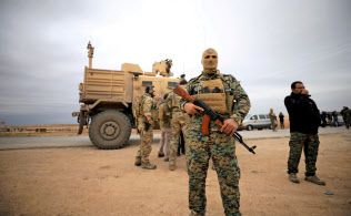 シリア北東部に展開する米軍兵士ら(2018年11月)=ロイター シリア北東部に展開する米軍兵士ら(2018年11月)=ロイター