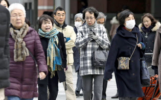 各地でこの冬一番の寒さとなり、防寒着に身を包んで歩く人たち=10日午前JR東京駅前、共同 各地でこの冬一番の寒さとなり、防寒着に身を包んで歩く人たち=10日午前JR東京駅前、共同