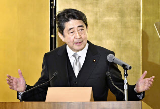 年頭記者会見をする安倍首相(4日、三重県伊勢市)=共同 年頭記者会見をする安倍首相(4日、三重県伊勢市)=共同