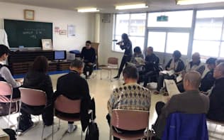 西日本豪雨被害からの復興について住民会合で意見を交わす参加者ら（2018年11月、広島県坂町小屋浦地区）