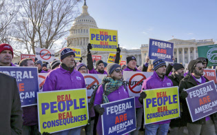 1月10日には首都ワシントンやニューヨークなど全米各地で政府職員らの抗議デモが開かれた=AP 1月10日には首都ワシントンやニューヨークなど全米各地で政府職員らの抗議デモが開かれた=AP