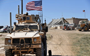 シリアには約2000人の米兵が駐留している(18年、シリア北部)=AP シリアには約2000人の米兵が駐留している(18年、シリア北部)=AP