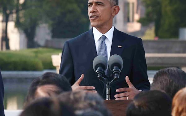 オバマ前米大統領は平和の軸線上に位置する慰霊碑前で演説した(2016年5月)