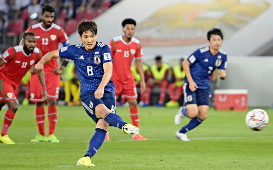 日本 オマーンに1 0で決勝t進出 サッカーアジア杯 日本経済新聞