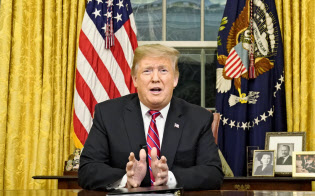 トランプ米大統領は壁建設を推進して保守層の支持固めを狙っている(8日、ワシントン)=AP トランプ米大統領は壁建設を推進して保守層の支持固めを狙っている(8日、ワシントン)=AP