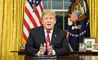 トランプ米大統領は壁建設を推進して保守層の支持固めを狙っている(8日、ワシントン)=AP トランプ米大統領は壁建設を推進して保守層の支持固めを狙っている(8日、ワシントン)=AP