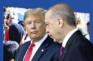 トルコのエルドアン大統領(右)はトランプ米大統領と意思疎通が円滑に進まないことが目立つ(18年7月、ブリュッセル)=AP トルコのエルドアン大統領(右)はトランプ米大統領と意思疎通が円滑に進まないことが目立つ(18年7月、ブリュッセル)=AP