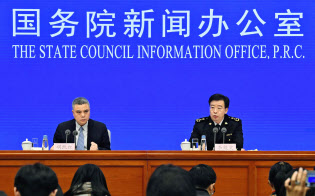 中国税関総署が発表した18年12月の貿易統計は2年2カ月ぶりに輸出・輸入が前年同月の水準を下回った(14日、北京)=共同 中国税関総署が発表した18年12月の貿易統計は2年2カ月ぶりに輸出・輸入が前年同月の水準を下回った(14日、北京)=共同
