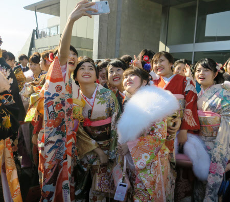 一人でできるように 福岡市で成人式 9千人参加 日本経済新聞