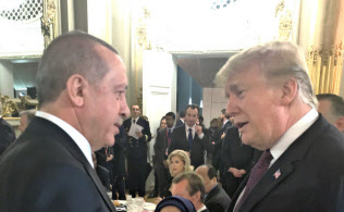 米トルコ首脳間の溝は埋まっていない(2018年11月、パリ)=トルコ大統領府・アナトリア通信提供 米トルコ首脳間の溝は埋まっていない(2018年11月、パリ)=トルコ大統領府・アナトリア通信提供