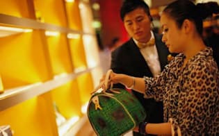 財布のひもを締め始めた中国の消費者に世界の高級ブランドは身構える=ロイター