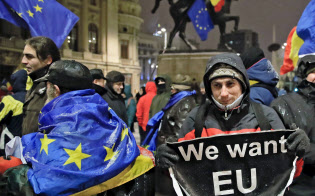10日、ブカレストで反EU姿勢を示すルーマニア政府に抗議する人々=AP 10日、ブカレストで反EU姿勢を示すルーマニア政府に抗議する人々=AP