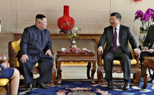 北京飯店で言葉を交わす北朝鮮の金正恩朝鮮労働党委員長(中央左)と中国の習近平国家主席=同右(9日、北京)=新華社・共同 北京飯店で言葉を交わす北朝鮮の金正恩朝鮮労働党委員長(中央左)と中国の習近平国家主席=同右(9日、北京)=新華社・共同
