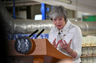 14日、演説するメイ英首相=ロイター 14日、演説するメイ英首相=ロイター