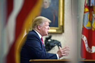 「国境の壁」建設を国民向けTV演説で訴えるトランプ米大統領(8日、AP) 「国境の壁」建設を国民向けTV演説で訴えるトランプ米大統領(8日、AP)