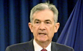 パウエルFRB議長は「金融政策も柔軟に見直す」との情報発信を始めた=共同 パウエルFRB議長は「金融政策も柔軟に見直す」との情報発信を始めた=共同