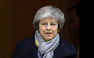 英議会採決に向けた閣議を終え、官邸を出るメイ英首相(15日、ロンドン)=AP 英議会採決に向けた閣議を終え、官邸を出るメイ英首相(15日、ロンドン)=AP