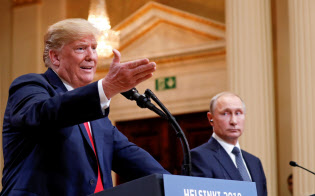 18年7月の会談後に記者会見するトランプ米大統領(左)とロシアのプーチン大統領(ヘルシンキ)=ロイター 18年7月の会談後に記者会見するトランプ米大統領(左)とロシアのプーチン大統領(ヘルシンキ)=ロイター