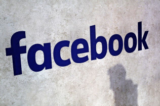 フェイスブックは「地方ニュースの成長と生き残りに対する責任を負っている」と強調した=AP フェイスブックは「地方ニュースの成長と生き残りに対する責任を負っている」と強調した=AP