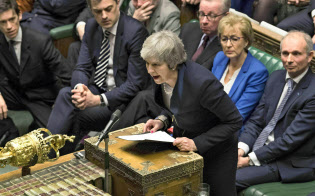 EUとの離脱合意案が圧倒的大差で否決され、英下院で発言するメイ首相(15日、ロンドン)=英下院提供・AP EUとの離脱合意案が圧倒的大差で否決され、英下院で発言するメイ首相(15日、ロンドン)=英下院提供・AP