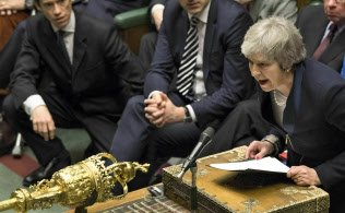 英議会の否決を受け「EU離脱を求めた国民投票の結果を実行することが私の責務だ」と述べたメイ首相(15日)=AP 英議会の否決を受け「EU離脱を求めた国民投票の結果を実行することが私の責務だ」と述べたメイ首相(15日)=AP
