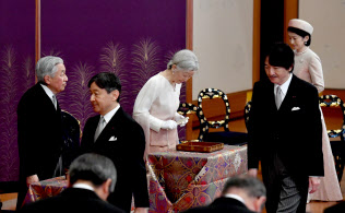 天皇、皇后両陛下、皇族などが出席して行われた歌会始の儀(16日午前、皇居・宮殿「松の間」)=代表撮影 天皇、皇后両陛下、皇族などが出席して行われた歌会始の儀(16日午前、皇居・宮殿「松の間」)=代表撮影