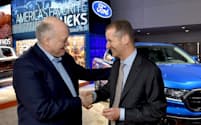 提携を発表したフォードのハケットCEO（左）とVWのディース社長（写真:AP/アフロ）