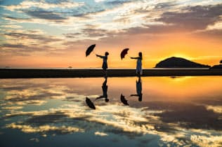 夕暮れの父母ケ浜(香川県三豊市観光交流局提供) 夕暮れの父母ケ浜(香川県三豊市観光交流局提供)