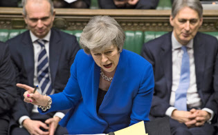 16日、英議会で野党に自身の政策を訴えるメイ首相=AP 16日、英議会で野党に自身の政策を訴えるメイ首相=AP