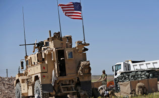 2000人の米兵がシリアに駐留している(18年、シリア北部マンビジュ)=AP 2000人の米兵がシリアに駐留している(18年、シリア北部マンビジュ)=AP