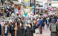 ソウルの繁華街を歩く韓国の若者