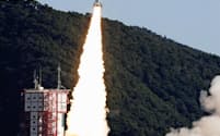 7基の衛星を搭載して打ち上げられる小型ロケット「イプシロン」4号機=共同