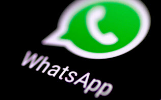 携帯電話画面上のワッツアップのアプリ=ロイター 携帯電話画面上のワッツアップのアプリ=ロイター