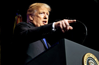 米国防総省でMDRについて演説するトランプ大統領(17日)=AP 米国防総省でMDRについて演説するトランプ大統領(17日)=AP
