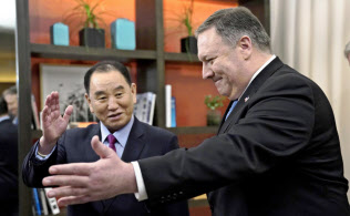米ワシントンのホテルで会談に臨むポンペオ米国務長官(右)と北朝鮮の金英哲朝鮮労働党副委員長=18日(ロイター=共同) 米ワシントンのホテルで会談に臨むポンペオ米国務長官(右)と北朝鮮の金英哲朝鮮労働党副委員長=18日(ロイター=共同)