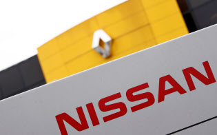 日産とルノーのロゴ=ロイター 日産とルノーのロゴ=ロイター
